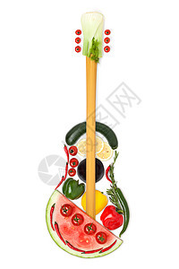 张由水果蔬菜制成的吉他的彩色照片图片