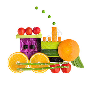 食物的老式火车头,由蔬菜水果制成,隔离白色上图片