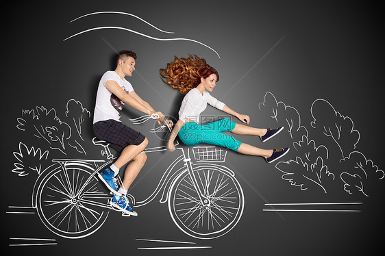 快乐情人节爱情故事的浪漫夫妇粉笔画背景男骑着他的女朋友前的自行车篮子里图片