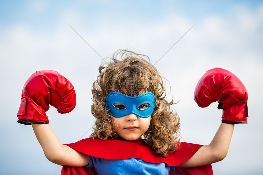 ‘~超级英雄的孩子戴着蓝色天空背景的拳击手套小姐姐权力女权主义  ~’ 的图片
