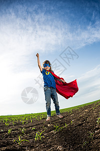 超级英雄孩子跳跃戏剧的蓝天背景图片