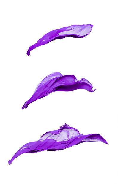套抽象的紫色料飞行,高速工作室拍摄图片