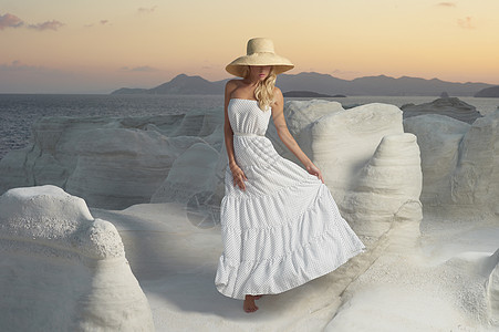 时尚照片美丽的女士戴着帽子个寻常的景观图片
