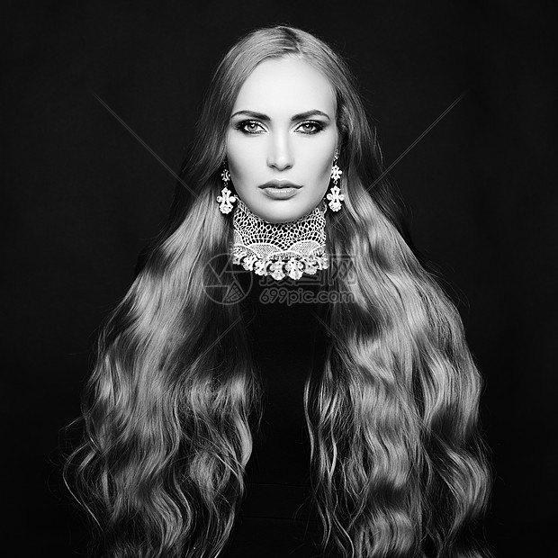 美丽的女人华丽的头发的照片完美的妆容时尚照片黑白相间