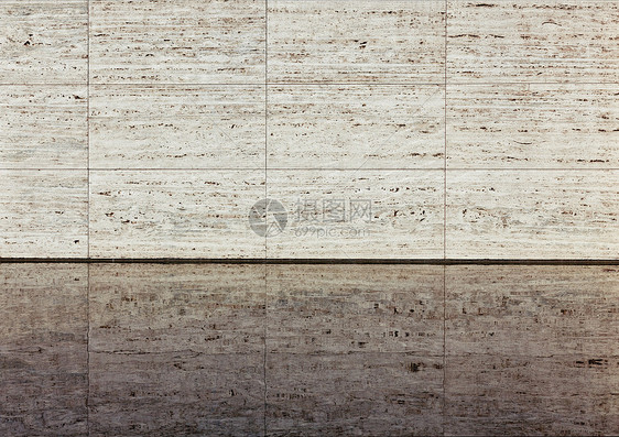 米色纹理钙华墙反射水中巴塞罗那亭图片