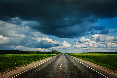 旅行背景道路暴风雨的天空图片