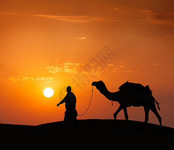 拉贾斯坦邦旅行背景印度客勒骆驼司机与骆驼轮廓塔尔沙漠沙丘日落贾萨尔默,拉贾斯坦邦,印度图片