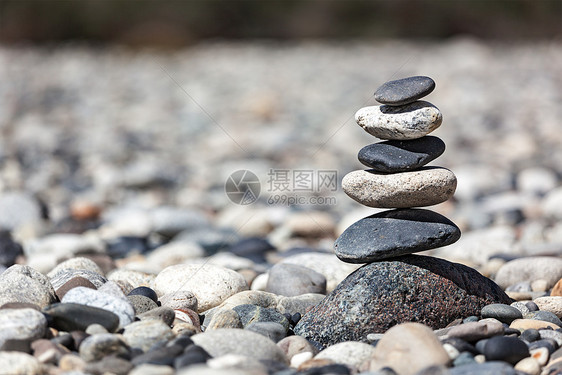 禅宗平衡的石头堆得很近图片