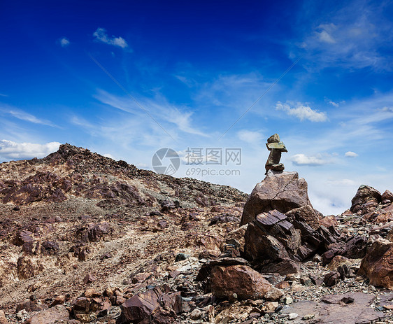 禅宗平衡石堆叠山喜马拉雅山图片