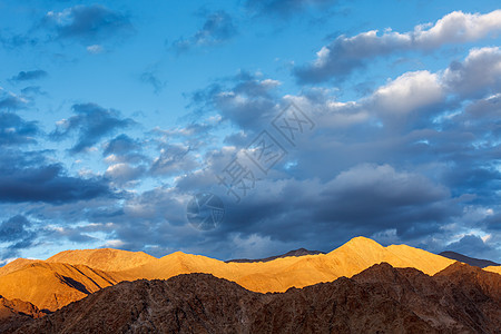 喜马拉雅山日落时拉达克,查谟克什米尔,图片