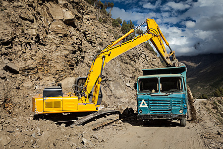 喜马拉雅山的道路建设挖掘机卡车印度希马查尔邦拉胡尔山谷图片