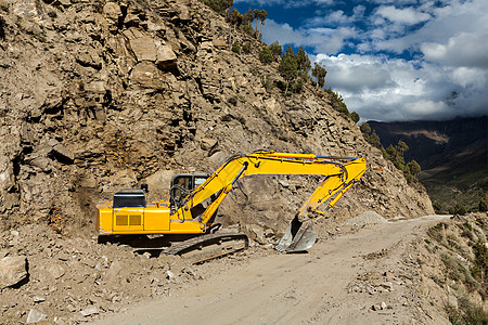 喜马拉雅山的道路建设挖掘机印度希马查尔邦拉胡尔山谷图片