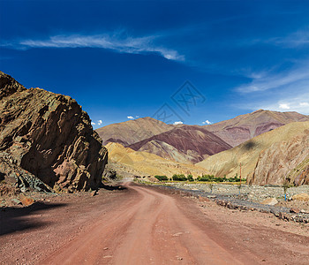 前进背景道路喜马拉雅山与山脉马纳利莱赫路,拉达克,查谟克什米尔,图片