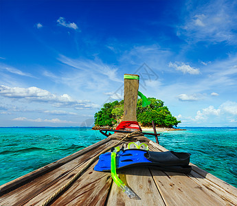 假期冒险背景热带岛屿长尾船与浮潜套泰国图片