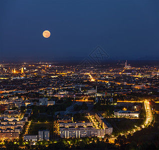 奥林匹亚图姆奥林匹克塔俯瞰慕尼黑的夜景慕尼黑,巴伐利亚,德国图片