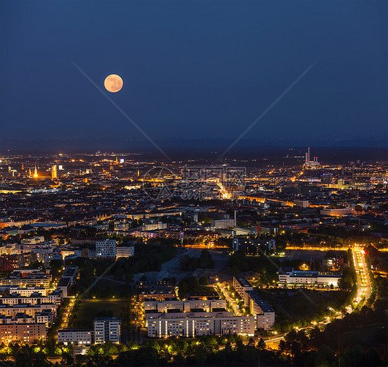奥林匹亚图姆奥林匹克塔俯瞰慕尼黑的夜景慕尼黑,巴伐利亚,德国图片