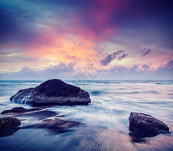 复古复古时尚的旅行形象热带海滩度假背景波浪岩石海滩上日落与美丽的云景图片