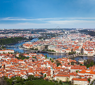 捷克CK小镇佩特林山观察塔俯瞰瓦尔塔瓦河老城上的查尔斯桥布拉格,捷克共国背景