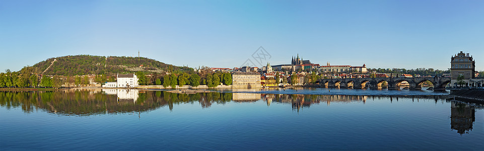 上午,捷克共国布拉格,瓦尔塔瓦河Gradchany布拉格城堡维图斯大教堂的查尔斯桥全景图片