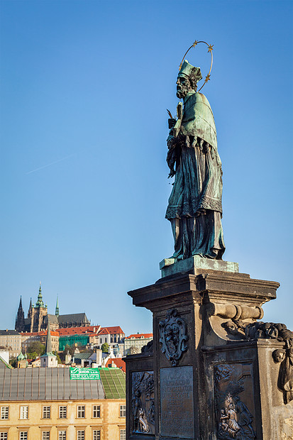 约翰的Nepomuk约翰Nepomucene捷克共国徒雕像查尔斯布里格德的地点,人被扔进伏尔塔瓦与维图斯大教图片