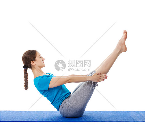 瑜伽轻美丽的女瑜伽教练全船姿势的体式体式ParipurnaNasana运动隔离白色背景上图片