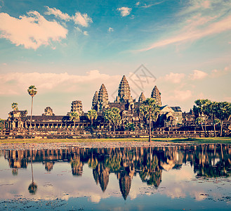 复古效果过滤了柬埔寨地标吴哥窟的时髦风格旅游形象,并水中反射图片