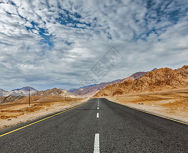 前进的背景喜马拉雅山的道路与山脉戏剧的云拉达克,查谟克什米尔,图片