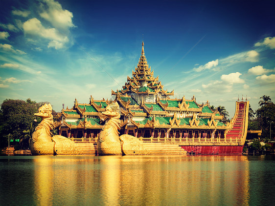 复古效果过滤了仰光图标地标旅游景点卡拉威克的时髦风格形象缅甸缅甸缅甸缅甸仰光Kandawgyi湖艘缅甸皇家驳船的品图片