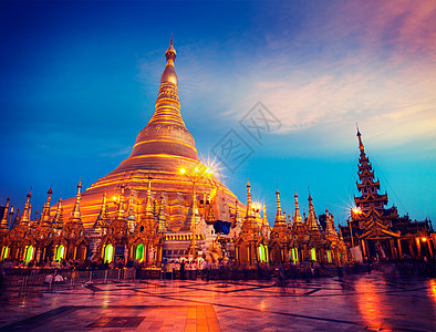 复古效果过滤了潮人风格的形象,Myanmer著名的地旅游景点地标ShwedagonPaya塔照亮了晚上仰光,缅甸缅甸图片