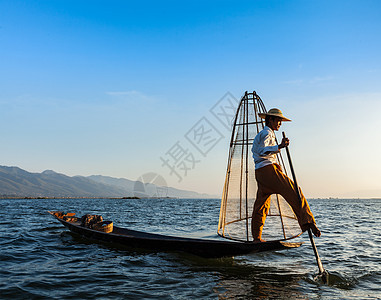 缅甸旅游景点地标缅甸传统渔民inle湖,缅甸著名的独特的单腿划船风格图片