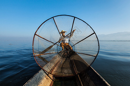 缅甸旅游景点地标传统的缅甸渔民缅甸的inle湖捕鱼网,以其独特的单腿划船风格而闻名,船上观看图片