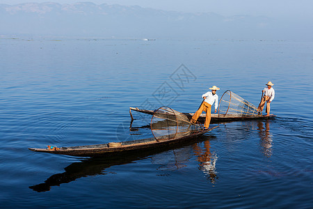 缅甸旅游景点地标传统的缅甸渔民缅甸的inle湖捕鱼网,以其独特的单腿划船风格而闻名图片