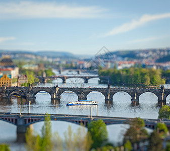 旅行布拉格背景莱特纳公园的vlta河上的桥梁的高架视图与倾斜移位玩具效应的浅景深布拉格,捷克共国图片
