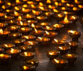 佛教寺庙燃烧蜡烛,麦克劳德甘尼印度图片