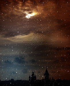 黄昏神秘的风景景观与可怕的多云月亮图片