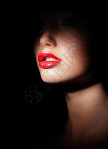 黑暗女人的脸感的红唇聚光灯阴影中保密背景图片