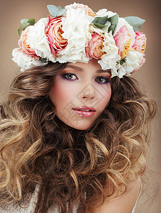 浪漫的女人戴着花圈,皮肤完美,头发卷曲图片