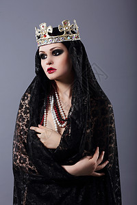 巫术穿着老式衣服皇冠的女人图片