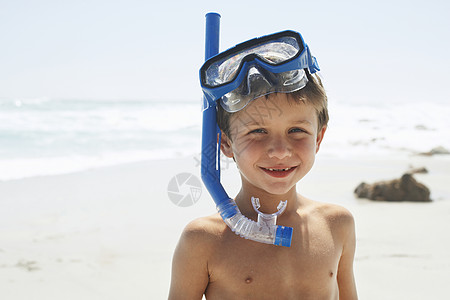可爱的小男孩站海滩上穿着潜水器的肖像图片