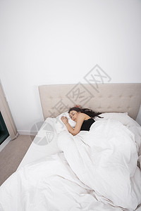 轻女睡床上的高角度视角图片