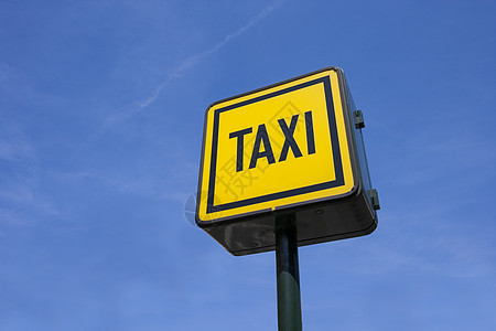 向蓝天的出租车标志的低角度视图图片