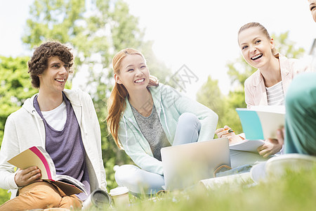 大学生草地上学图片