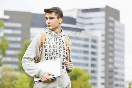 轻的男大学生校园里书图片