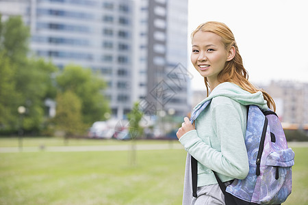 大学校园里带背包的快乐轻女人的肖像图片