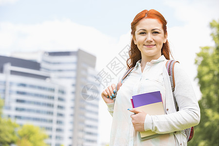 校园里美丽的大学生的肖像图片