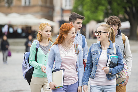 群大学朋友户外散步背景图片