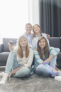 幸福的家庭四个人家看电视图片
