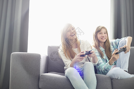 姐妹们沙发上玩电子游戏图片