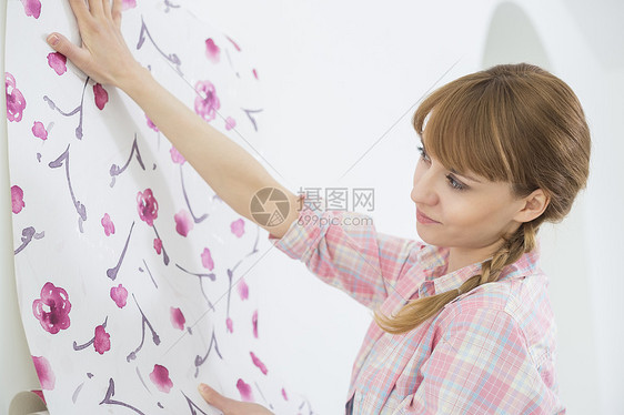 女人新房子的墙上贴墙纸图片