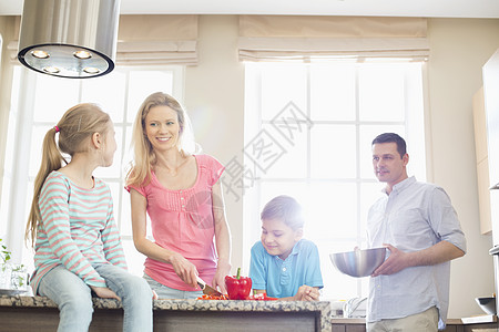 家人厨房准备食物图片